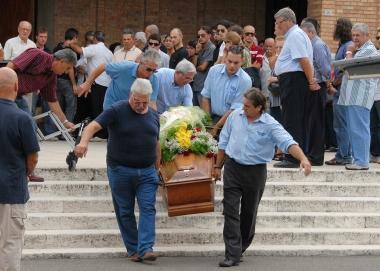 <b>FUNERALI</b> Luscita del feretro dalla chiesa di Santa Lucia 
