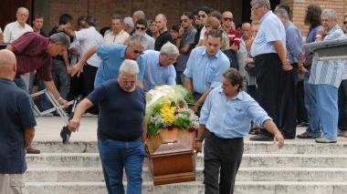 <b>FUNERALI</b> L’uscita del feretro dalla chiesa di Santa Lucia