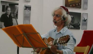Piero Nissim durante un concerto in occasione della giornata della memoria     