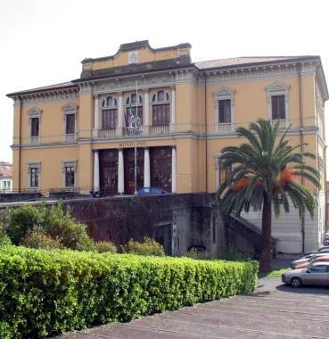 Sfrattato da casa si installa in municipio