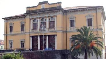 Sfrattato da casa si installa in municipio