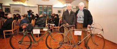 Alcune delle biciclette depoca in mostra alla presentazione di domenica del ciclismo cecinese e marinese 