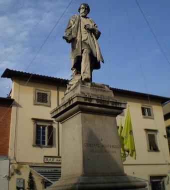 La statua di Giuseppe Montanelli