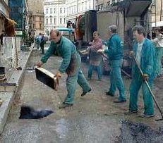 Un cantoniere al lavoro 