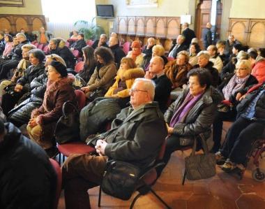 Due immagini del consiglio comunale mentre discute sul caso Aias A sinistra il pubblico  