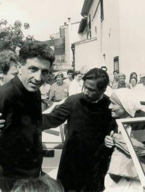 <b>&nbsp;CON MADRE TERESA.</b><b> In primo piano un giovane don Armando Zappolini accoglie Madre Teresa di Calcutta in occasione della visita a Perignano </b>