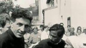 <b> CON MADRE TERESA.</b><b> In primo piano un giovane don Armando Zappolini accoglie Madre Teresa di Calcutta in occasione della visita a Perignano </b>