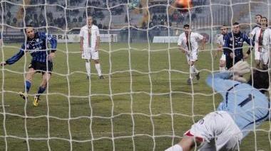 <b>IMPLACABILE. </b>La trasformazione dal dischetto di Carparelli per il gol-partita