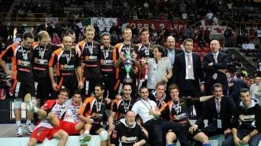 <b>I giocatori della Ngm ricevono l’abbraccio dei loro numerosi tifosi </b>