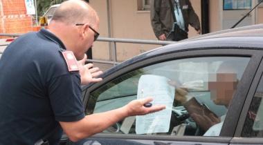 Controlli di un vigilante allingresso dellospedale (foto di archivio) 