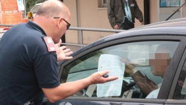 Controlli di un vigilante all’ingresso dell’ospedale (foto di archivio)
