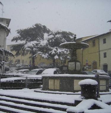 Un automobilista monta le catene durante una recente nevicata nel Pratese 