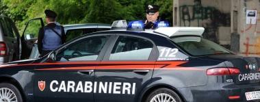 Controlli dei carabinieri ad un posto di blocco  