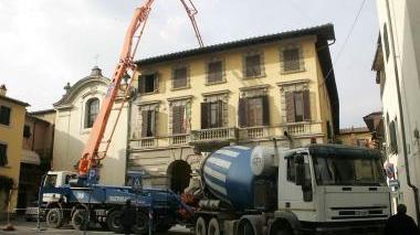 Il cantiere del primo lotto di lavori al municipio: a destra la facciata dell’ex convento di santa Marta sotto piazza del Grano, il chiostro interno del complesso storico