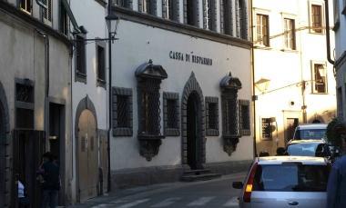 La sede della Cassa di risparmio di San Miniato A sinistra la presidente Lucia Calvosa           