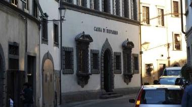 La sede della Cassa di risparmio di San Miniato A sinistra la presidente Lucia Calvosa