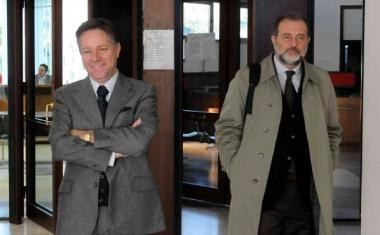 <b>IN TRIBUNALE.</b> Delvino e il suo legale in attesa della prima udienza per il reintegro In basso, il giudice del lavoro Augusto Lama  