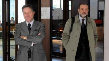 <b>IN TRIBUNALE.</b> Delvino e il suo legale in attesa della prima udienza per il reintegro In basso, il giudice del lavoro Augusto Lama