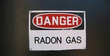 <b>RADON.</b> Un cartello che avverte del pericolo per la presenza del gas 