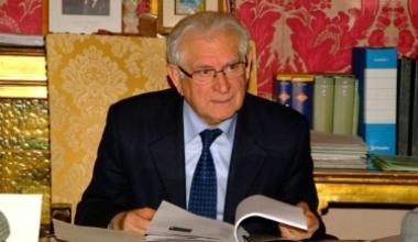 Il sindaco Mauro Favilla e alcuni cantieri (foto darchivio)  