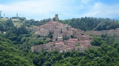 La guardia medica arriva ma non ha gli strumenti Il malato dà l'occorrente