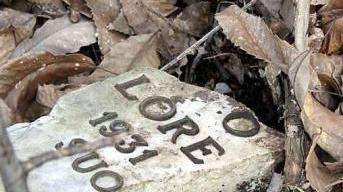 Una delle lapidi abbandonate