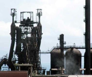 In alto a destra laltoforno 1 poco prima della demolizione, completata nel gennaio 2010 