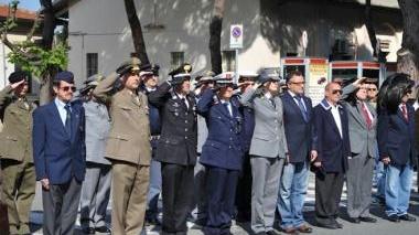 Una cerimonia in memoria delle vittime di guerra davanti al cippo dei caduti Sotto il regista Smuraglia