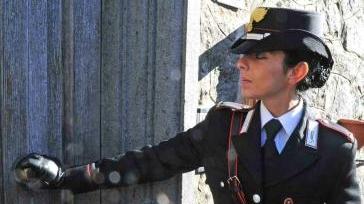 Una militare dell’Arma davanti alla porta dell’abitazione di Giuseppe Milanesi e la via Mammianese che attraversa Prunetta