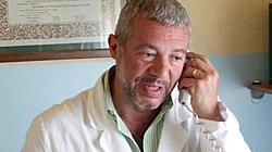 Lacrime e commozione, una folla per l'ultimo saluto al dottor Ceccarini
