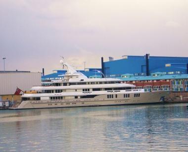 Il megayacht Reborn in darsena, 75 metri di lunghezza 