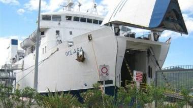 Una nave Toremar in porto
