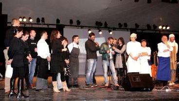 Alcuni dei protagonisti dell’iniziativa sul palco e sotto Luciano Zazzeri con altri cuochi