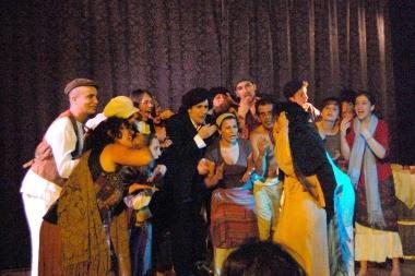 <b>A TEATRO </b>Due immagini del corso organizzato dal Teatro studio    