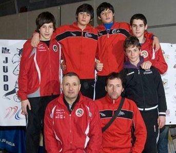 <b>JUDO GROSSETO.</b> Atleti e maestro 