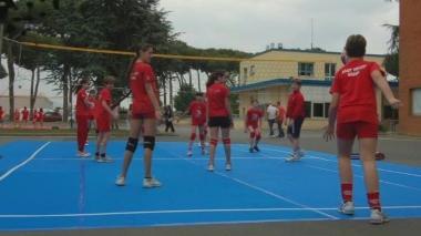 Una partita di volley tra ragazzine