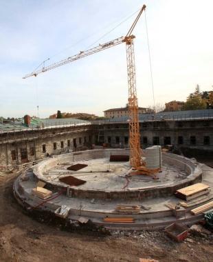 Il cratere dove sorgerà la piscina alle Leopoldine