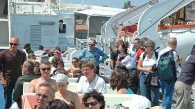 Passeggeri a bordo di un traghetto