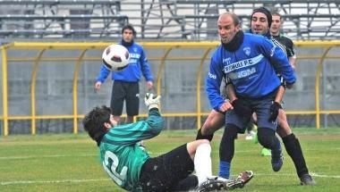 <b>GOLEADA AZZURRA </b>Coralli segna beffando il portiere Barni e il difensore neroverde Ferri Per la squadra di Pieri ha segnato Costa la rete della bandiera  