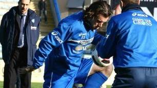 Alfedo Aglietti mentre osserva con attenzione un allenamento dei suoi