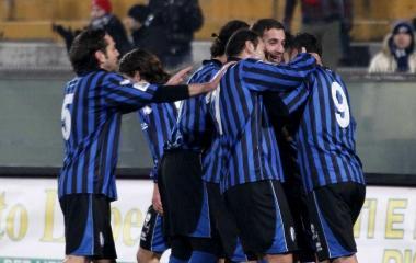 <b>FELICITA.</b> I nerazzurri esultano dopo il rigore di Carparelli  