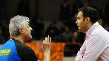 <b>SFOGO.</b> Moretti discute con Pascotto a Jesi: lì ci furono i primi di una serie di gravi errori che hanno danneggiato la Tuscany nelle ultime 3 gare