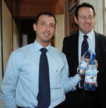 <b>LACQUA DI BURLAMACCO.</b> Il presidente Santini con lad di Acqua Silva 