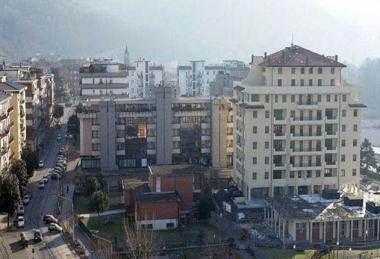 Veduta di Aulla e a lato il palazzo comunale             