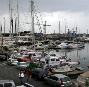 Barche attraccate in un porto turistico 