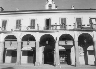 Stefano Lorenzelli e a lato il palazzo comunale