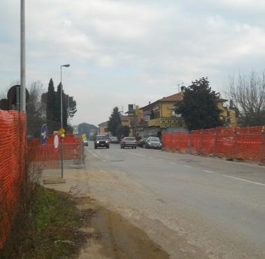 A destra il tratto di strada destinato a restare isolato A sinistra il cantiere allestito per la creazione della rotonda    