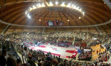 Il palasport gremito di pubblico per un match di basket