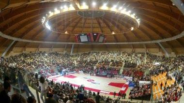 Il palasport gremito di pubblico per un match di basket