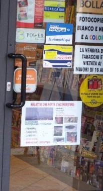 Manifesti contro il pirogassificatore ad un negozio